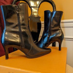 Unisa 7.5 B Black heeled boots with zippers